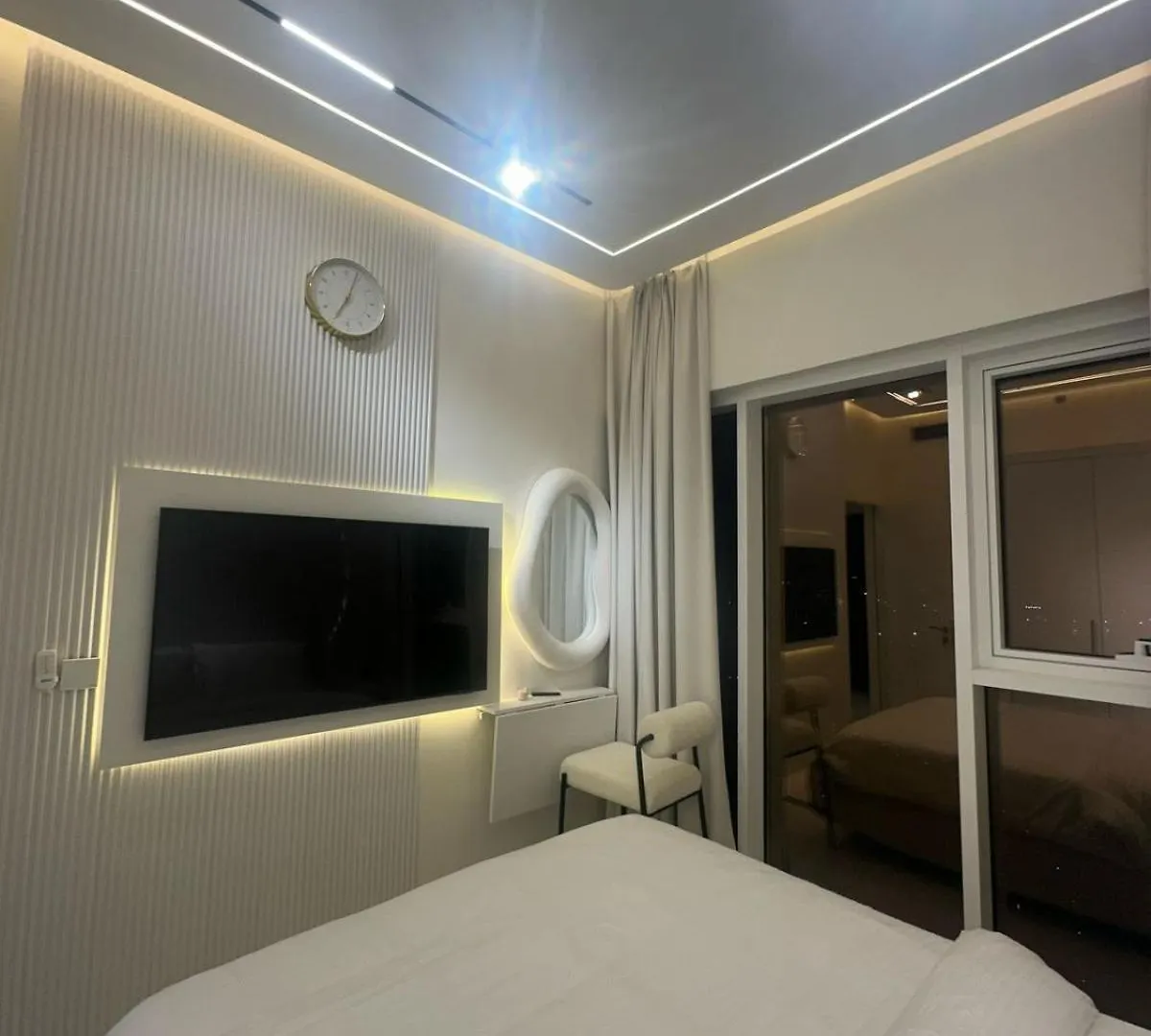 Designer 1Br I Golf View I Comfortably Sleeps 4 Dubai Apartment