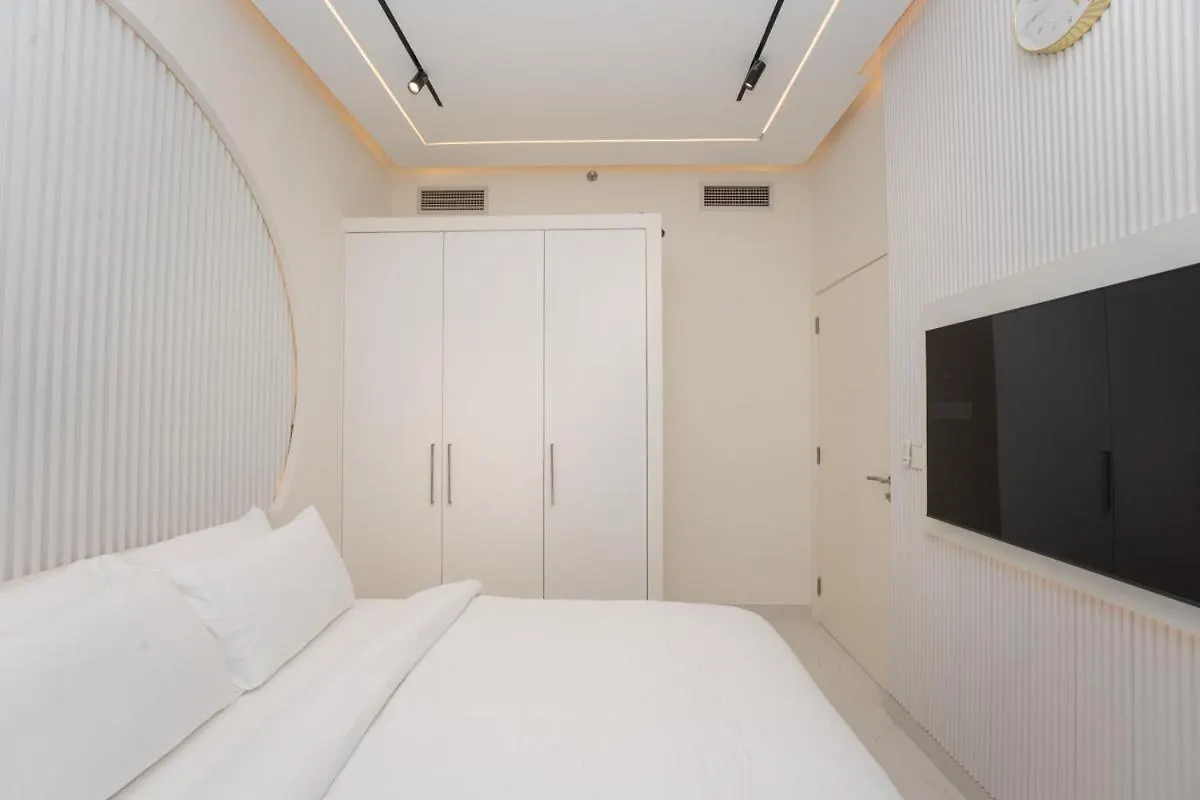 Designer 1Br I Golf View I Comfortably Sleeps 4 Dubai Apartment
